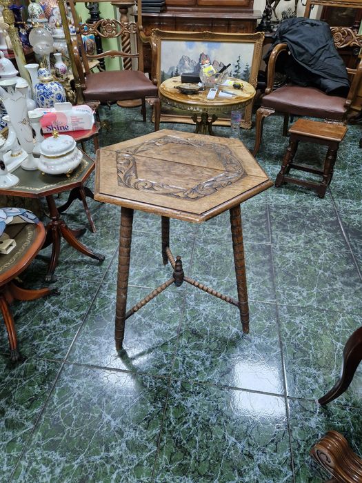 Страхотна антикварна холандска дървена масичка резба