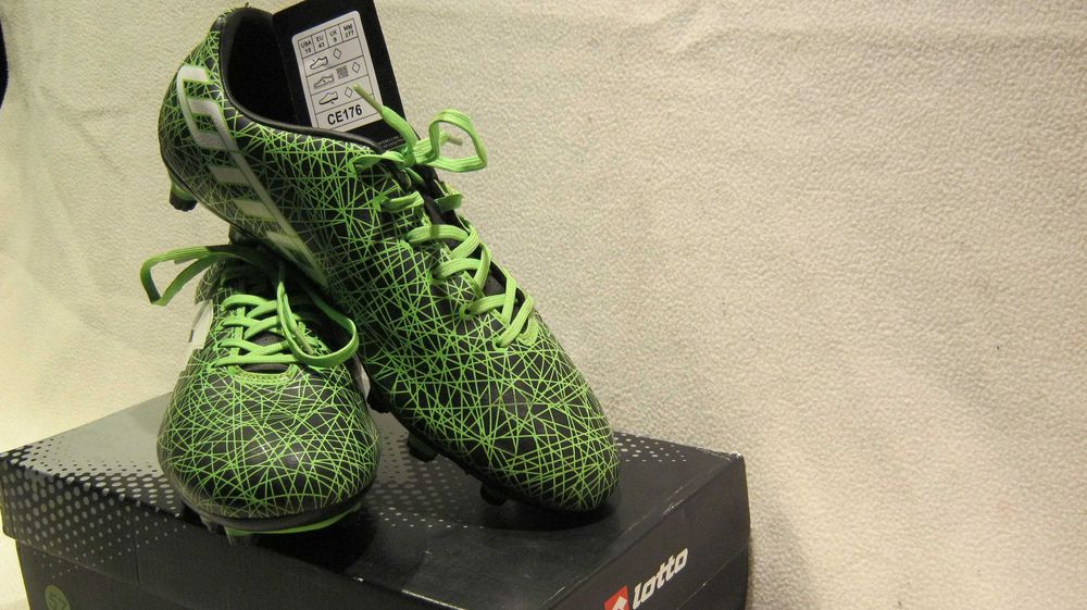 Crampoane.UMBRO.Ghete Fotbal nr 43 sau 27,5 cm.NOI