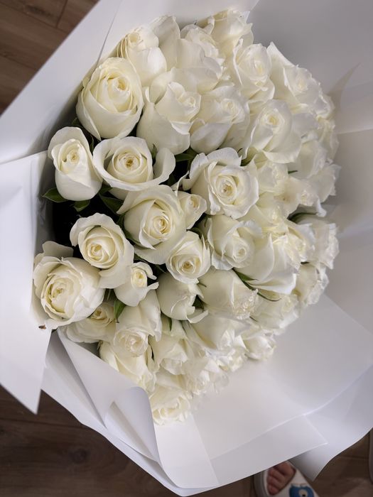 Цветы 51 роза свежие белые