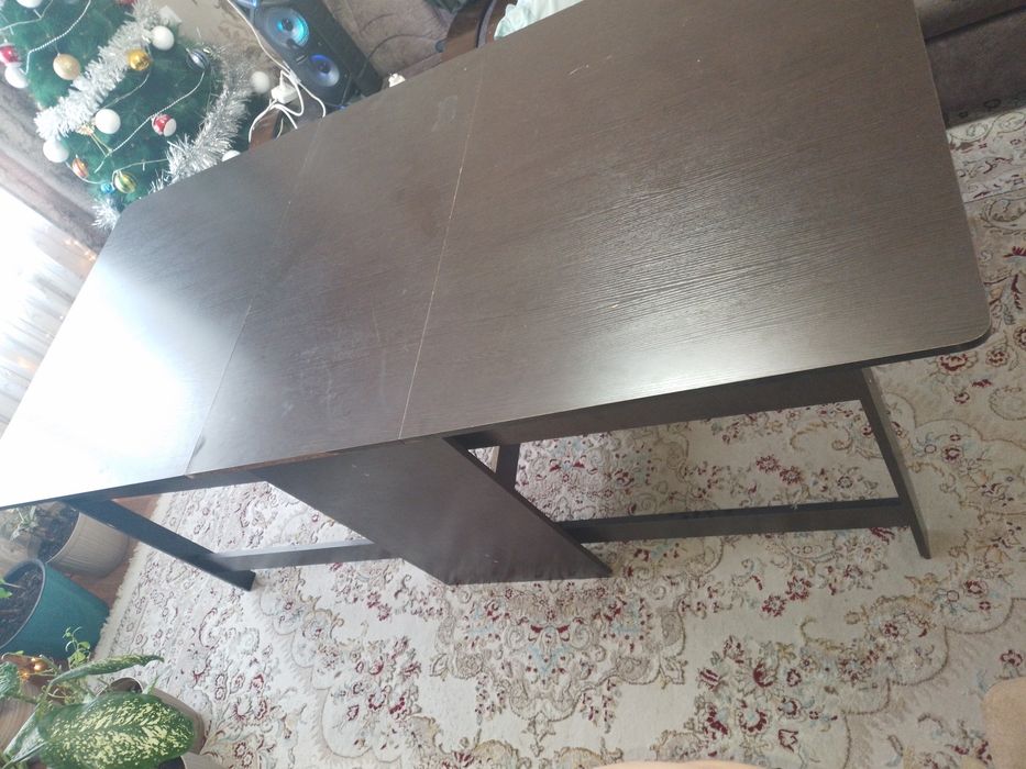 Стол большой для гастинной