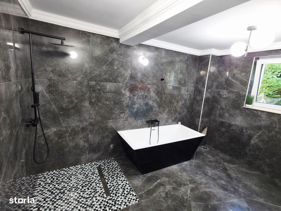 Apartament cu 5 camere de vânzare în zona Precista