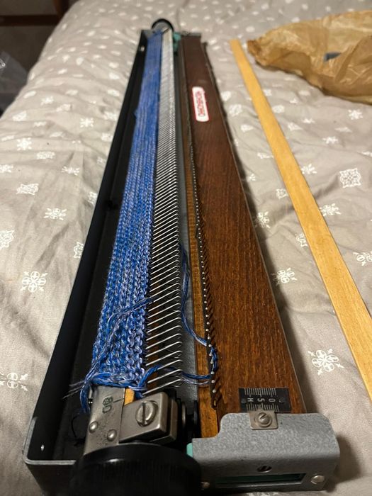 Mașina de tricotat veche nefolosita