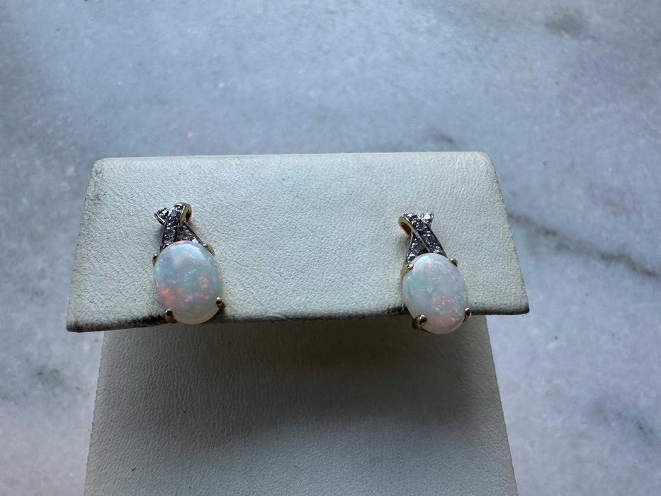 Pereche de cercei din aur, decorată cu opale și diamante