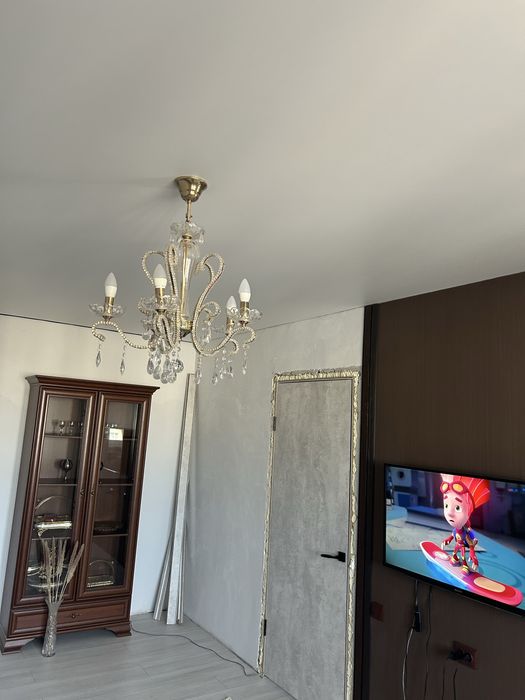 Продам люстру  5 лампочек