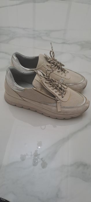 Продам кожаные кроссовки