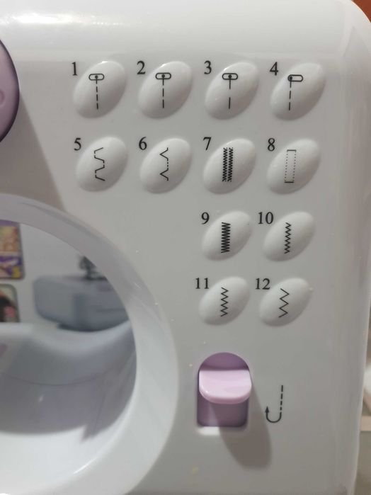 Mini mașină de cusut nouă