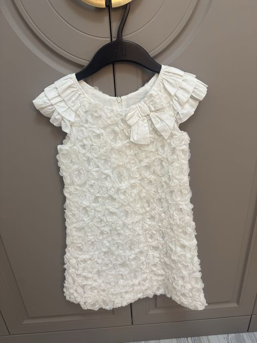 Продам нарядное платье на девочку 6-7 лет