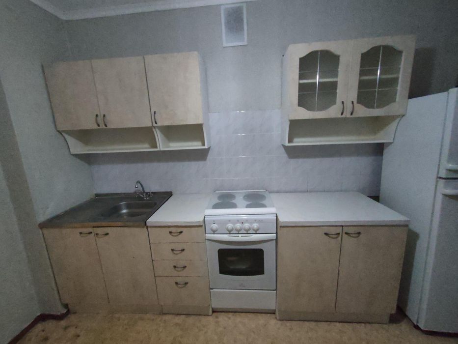 Продам кухонный гарнитур с плитой.