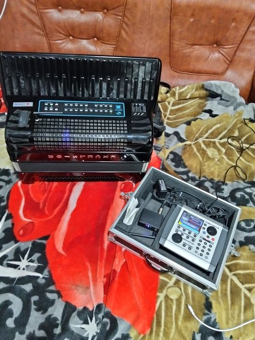 Vând acordeon Excelsior  cu midii și juzii 2.