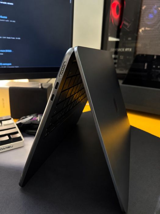 Macbook M4 16/256gb Ideal xolatda.
