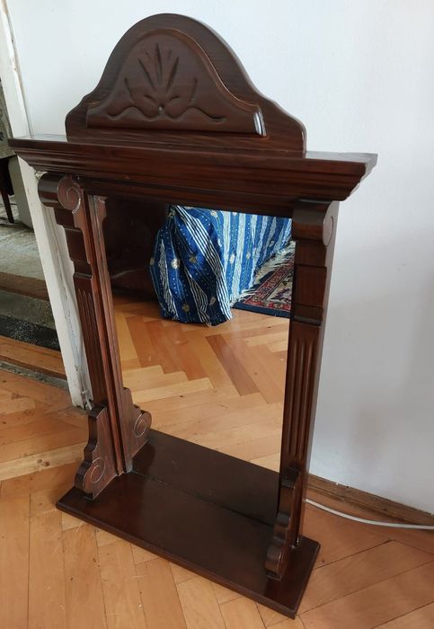 Oglinda cu rama de lemn masiv