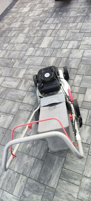 Vând mașina de tuns iarba