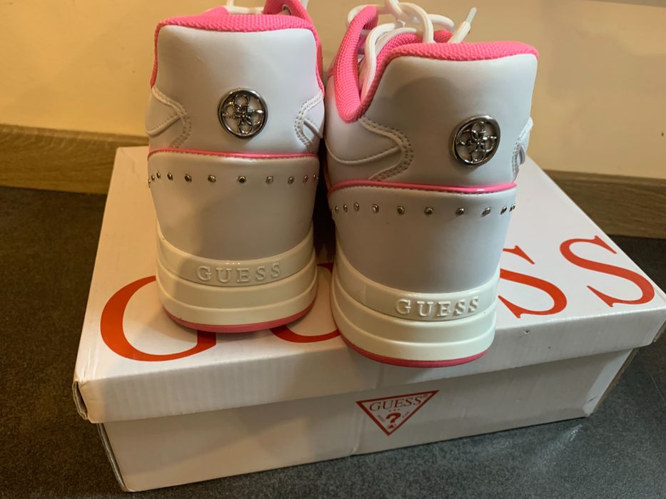 Нови кецове на Guess