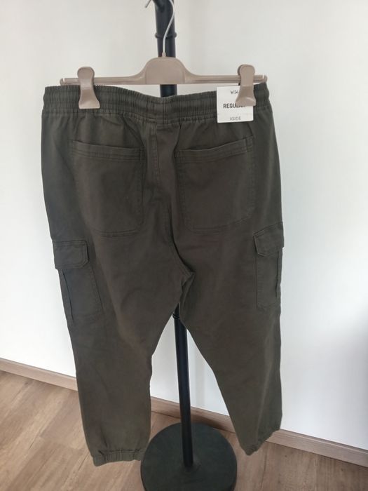 Vând pantaloni cargo pt bărbați