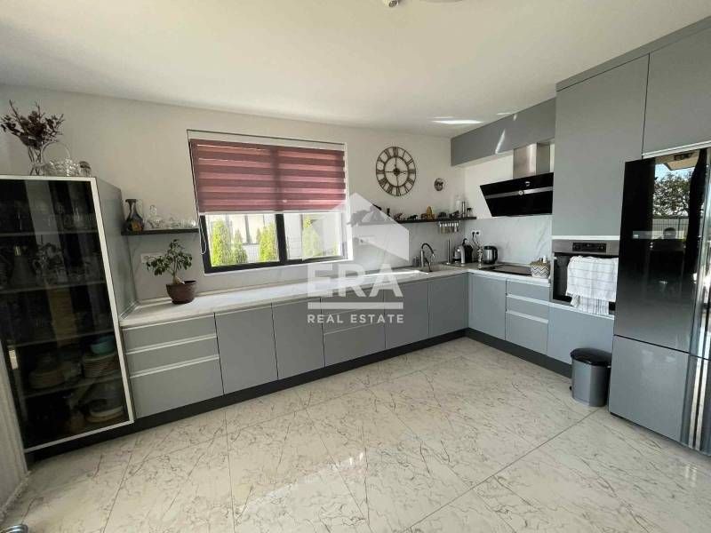 Триетажна обзаведена къща за продажба, с двор, басейн и 2 паркоместа,