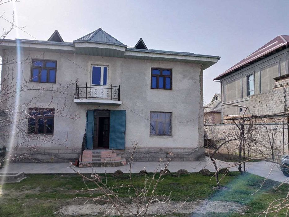 Gulison shahrida 2-mikra rayonda joylashgan hovliliy uy sotiladi.