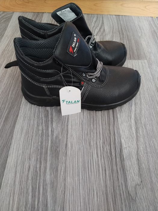 Продам новые рабочие ботинки на весну 42 р