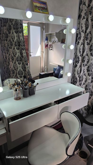 Masa make up cu lumina puternica