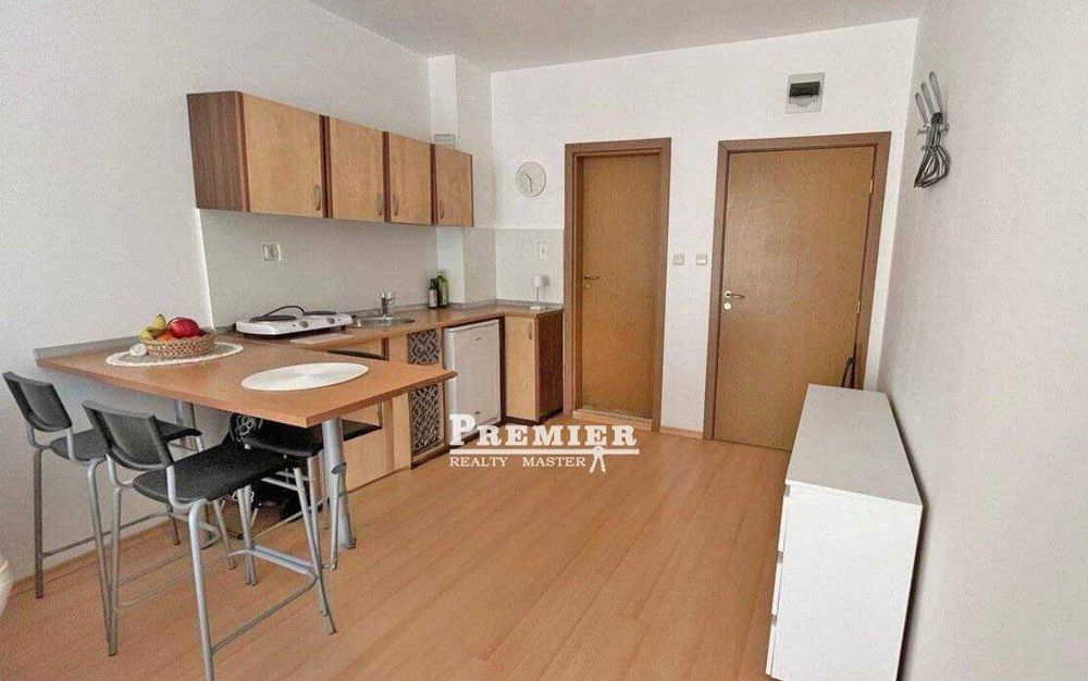 Поддържано, светло студио с голям балкон