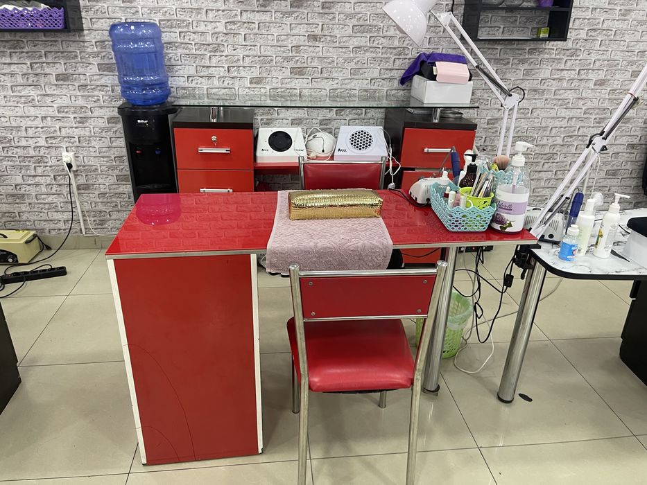 Продается комплект стол стулья и тумба акрыл