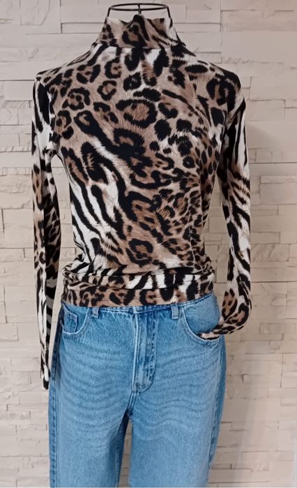 Bluza pe gat, in nuante  de maro , foarte draguta.