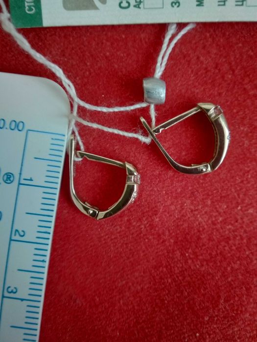 Продаю новые серьги с бриллиантами