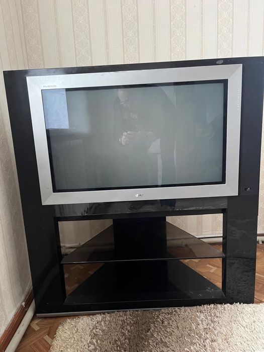 Телевизор со своей тумбой