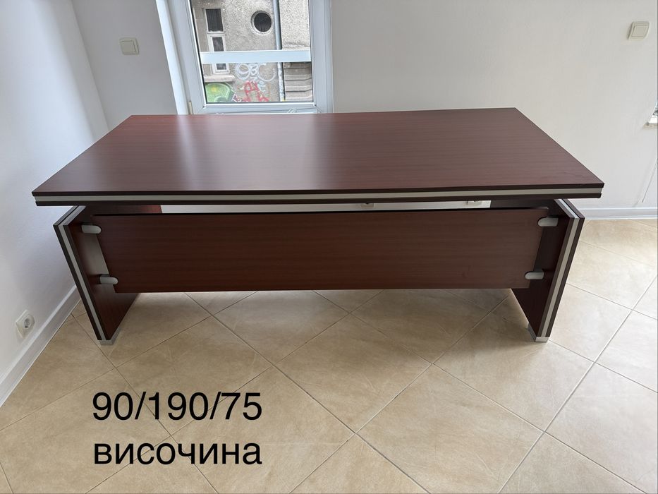Масивно и стилно бюро