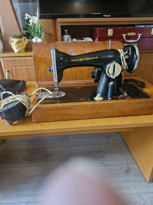 Masina de cusut foarte veche in stare de funcționare