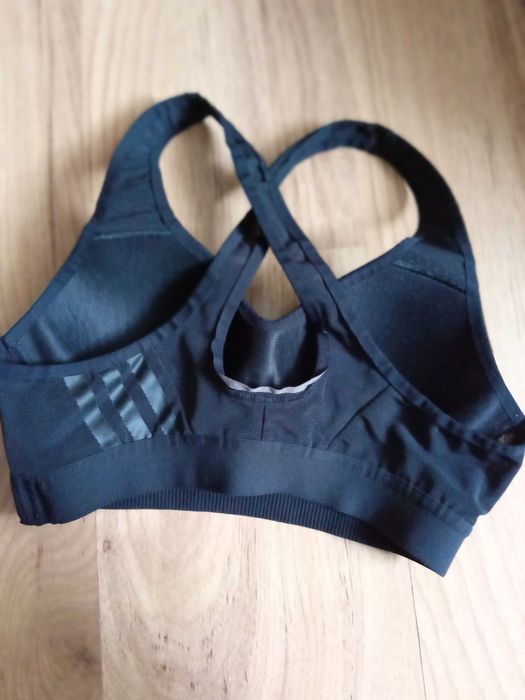 Дамско бюстие на марка адидас.