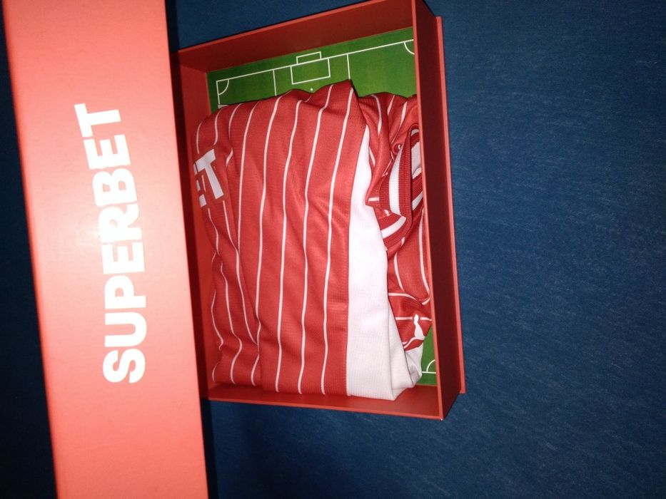 Vând tricou Dinamo, puma,original ,măsura xxl. Pentru oameni mari.