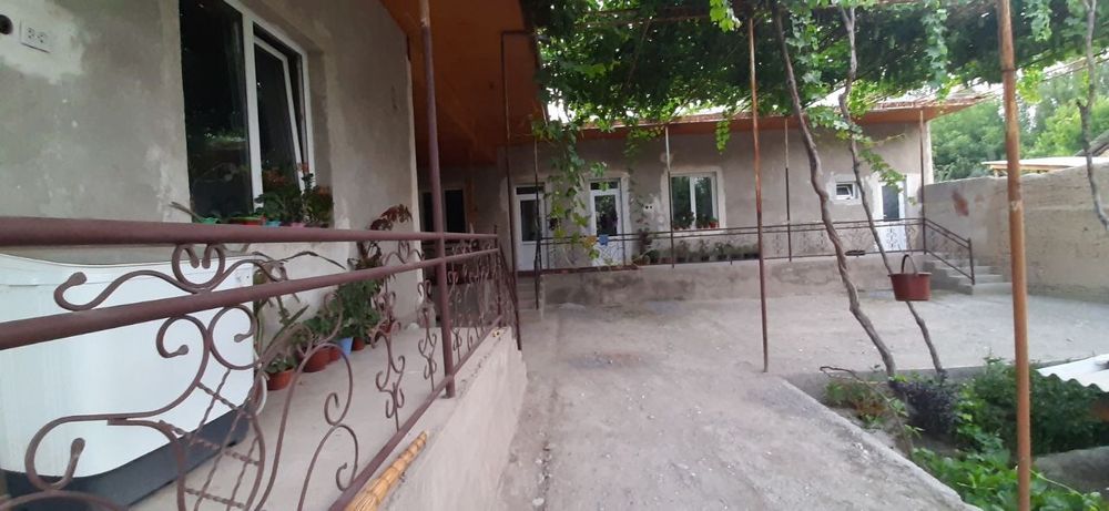 Hovli Uy sotilda.               .