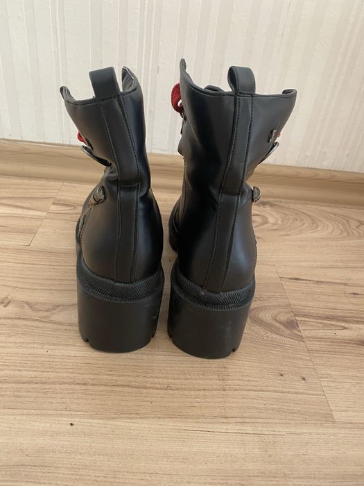 Черни боти с дикорации