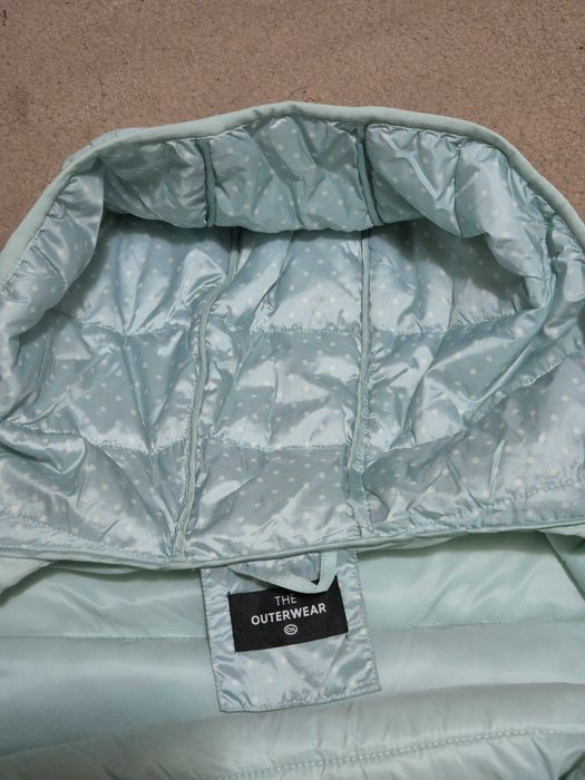 Geaca matlasata de la The Outerwear, cu gluga, pentru adolescente.