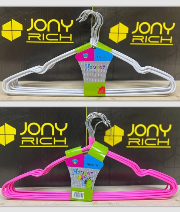 Вешалки для одежды разного размера и в разном стиле