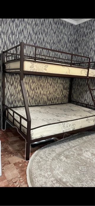Продам двухярусную кровать м матрасами
