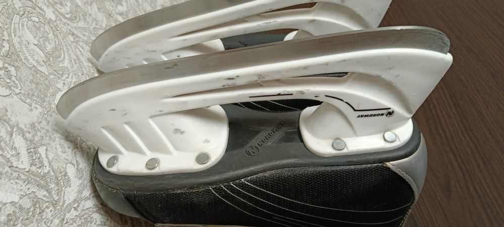 Продам коньки хоккейные