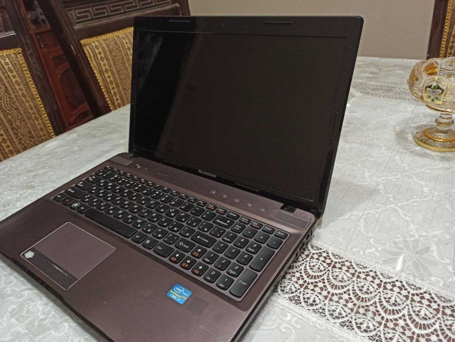 Lenovo IdeaPad Z570 (i7, 8GB RAM) ishlaydi, yaxshi holatda