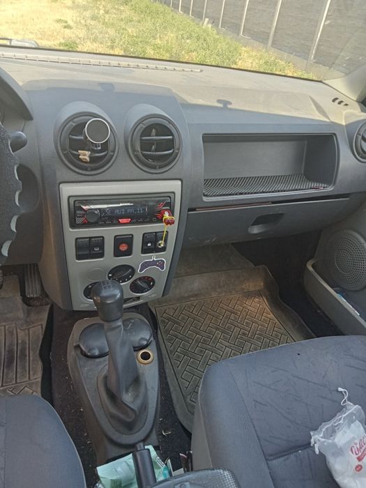 Vând Dacia Logan