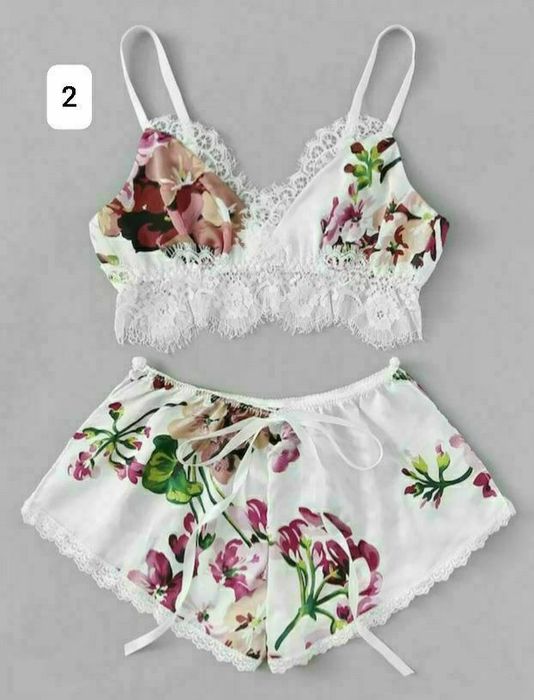 Set pijamale damă se trimite prin curier