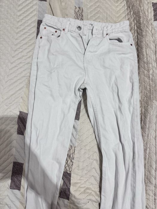 Бели дънки с дълъг крачол