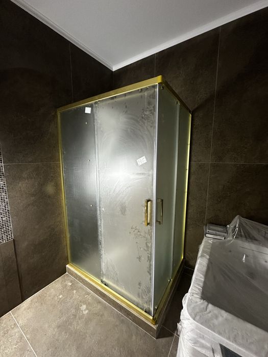 Стеклянные душевые кабинки и перегородки