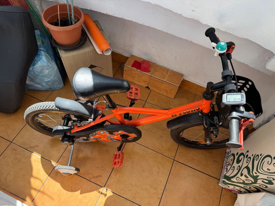 Bicicleta copii Btwin 16” inch, accesorizata cu vitezometru, claxon, cos depozitare si roti ajutatoare.