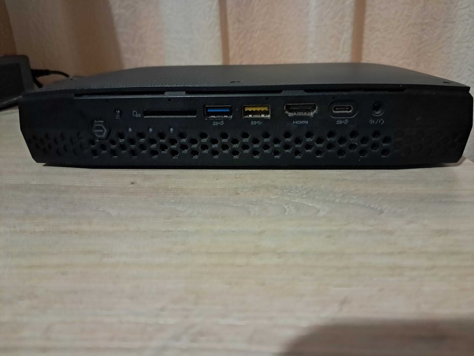 Мини компютър Intel hades canyon nuc8i7hvk
