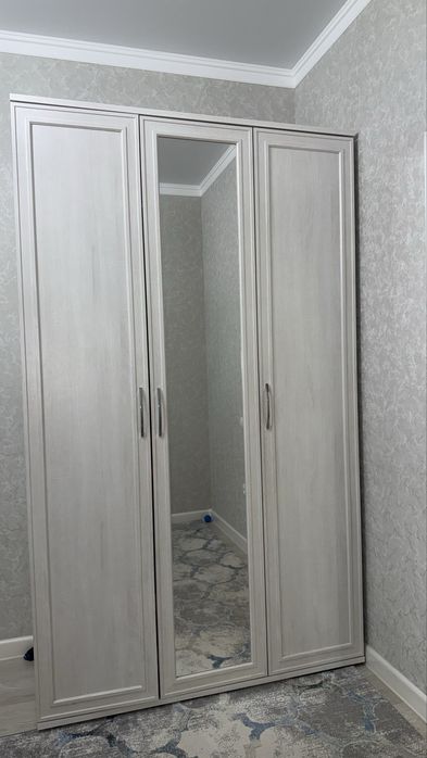 Б/у шифоньер мен кухонный стол стуляларымен сатылады