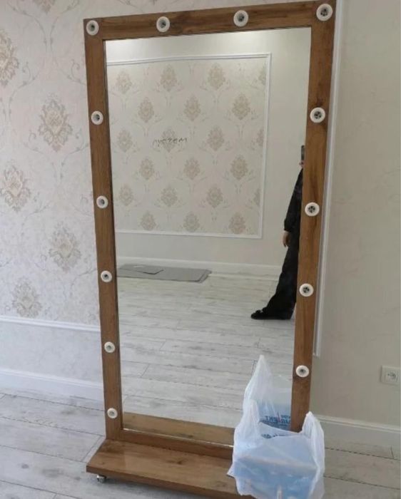 Зеркало с подсветкой напольная