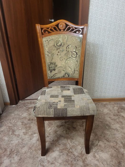 Стол стулья в гостиную