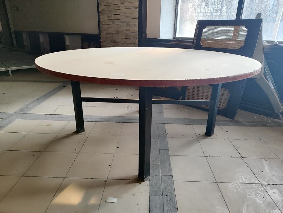 12 адамдық дөңгелек стол