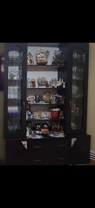 Vitrina moderna pret6000lei negociabil