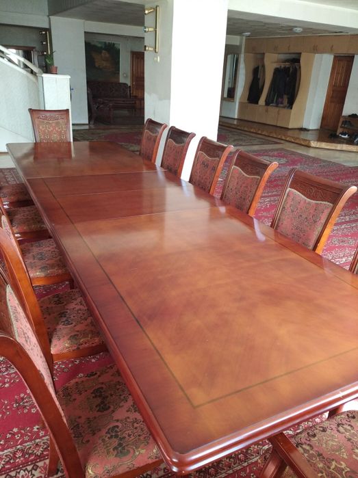 Обеденный стол для гостиной